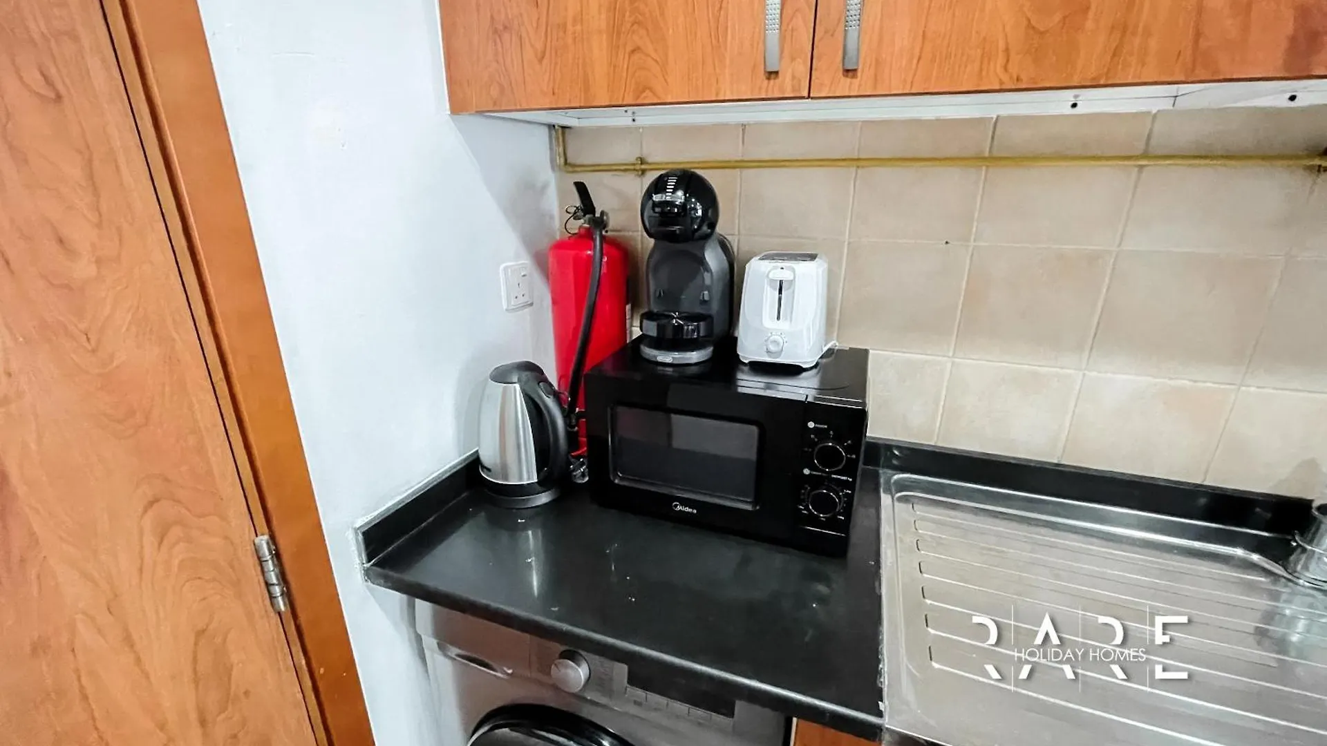 아파트 Rare Holiday Homes - Crescent Tower - Impz - Dubai Production City - R704 아랍에미리트