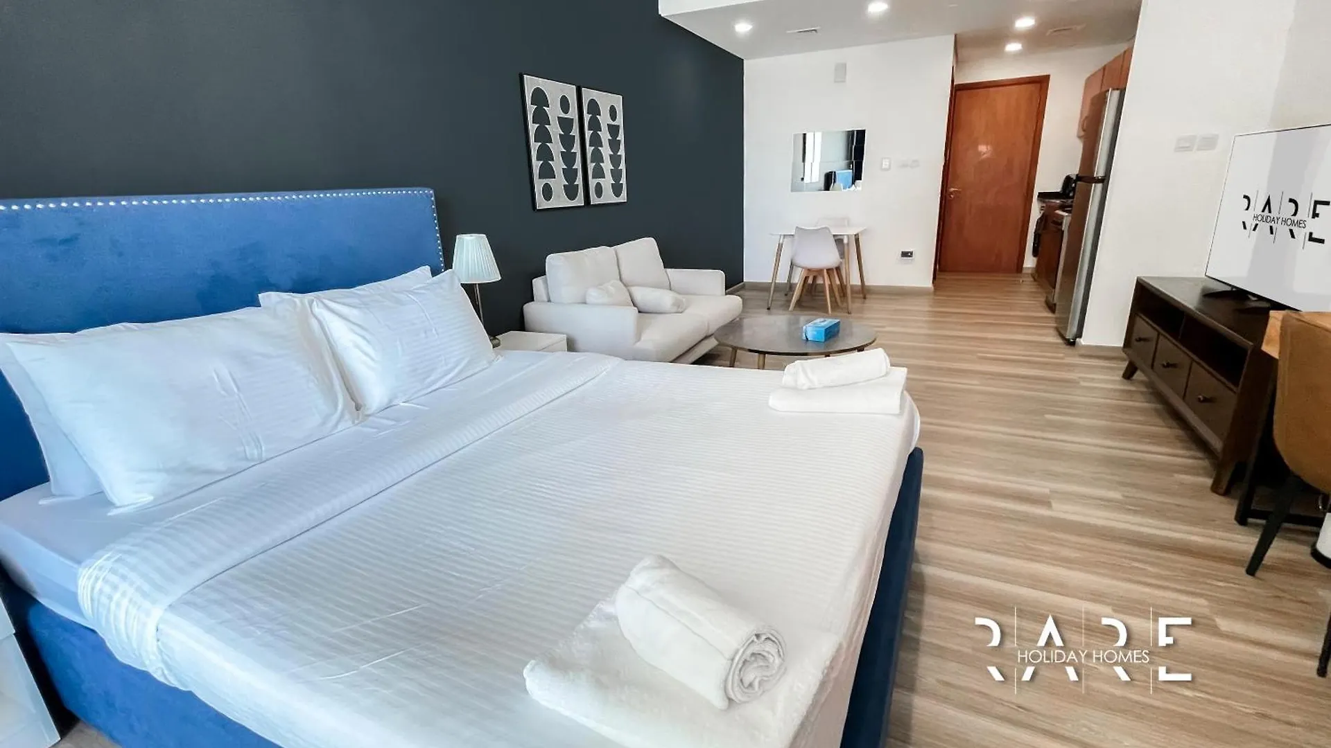 Rare Holiday Homes - Crescent Tower - Impz - Dubai Production City - R704 0*,  아랍에미리트