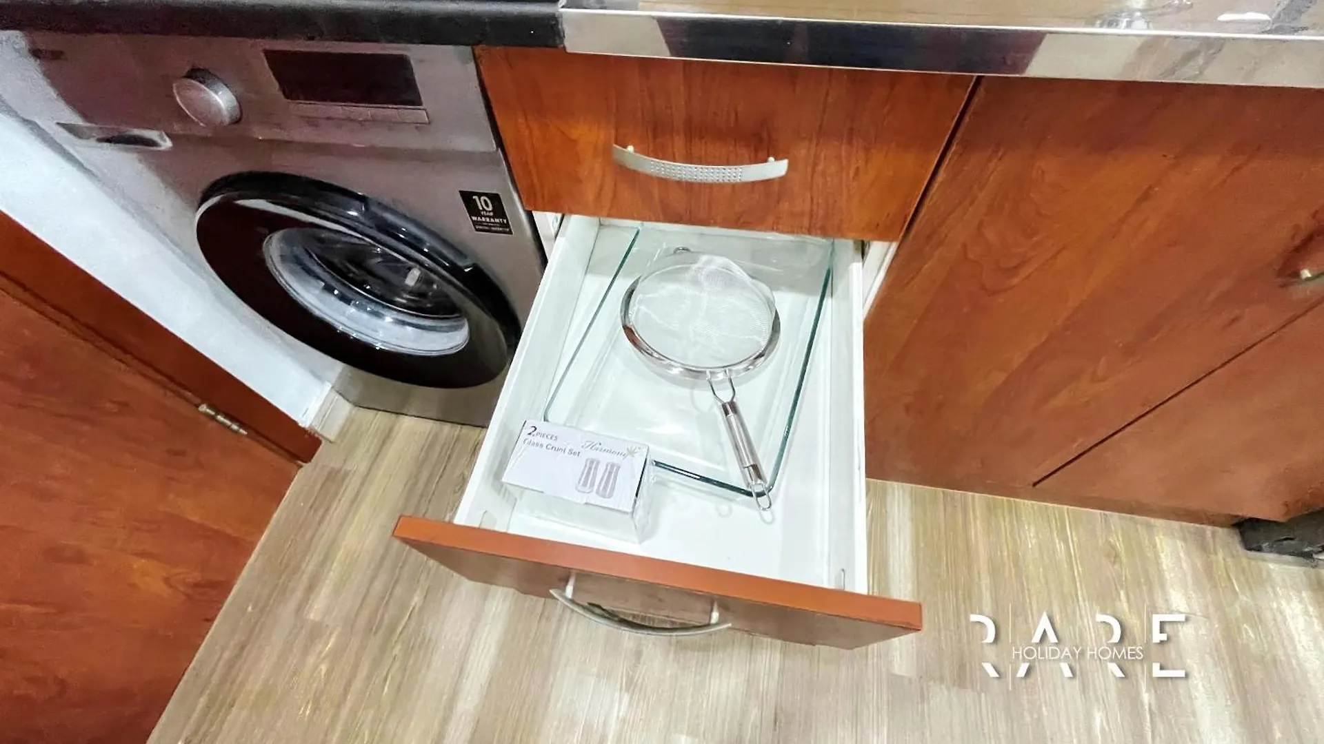 Rare Holiday Homes - Crescent Tower - Impz - Dubai Production City - R704 아파트